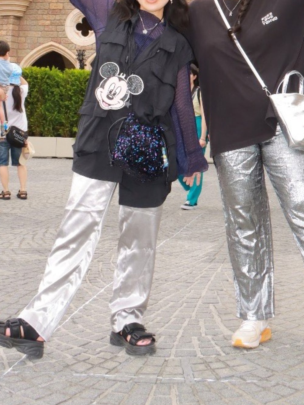 ブラック系のサンダル、ベージュ系のその他パンツ、その他のハンドバッグを着用したレディースの夏コーディネートの2枚目の写真