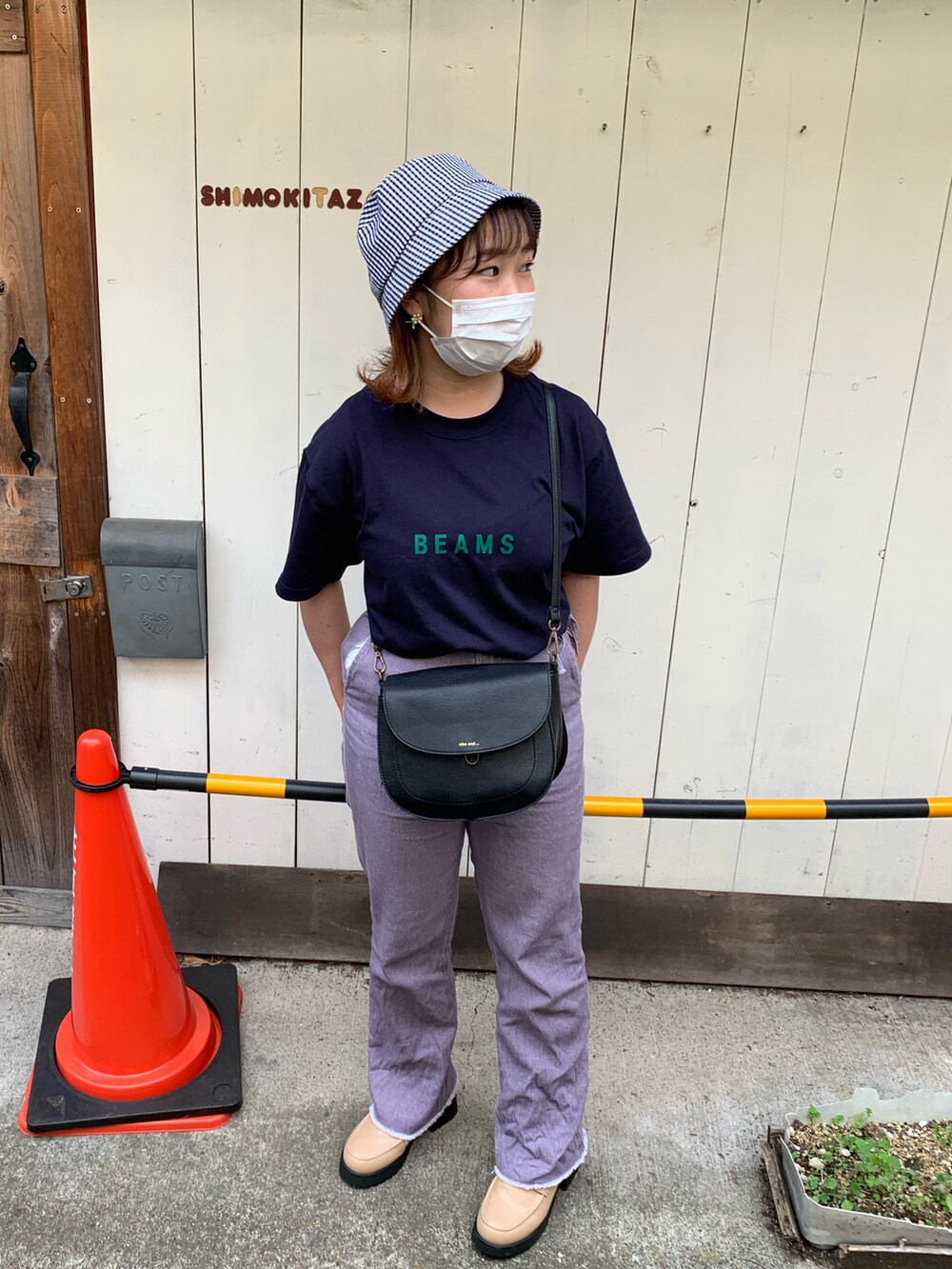 グリーン系のデニムパンツ、ブルー系のTシャツ/カットソー、ブラック系のショルダーバッグを着用したレディースの夏コーディネートの2枚目の写真