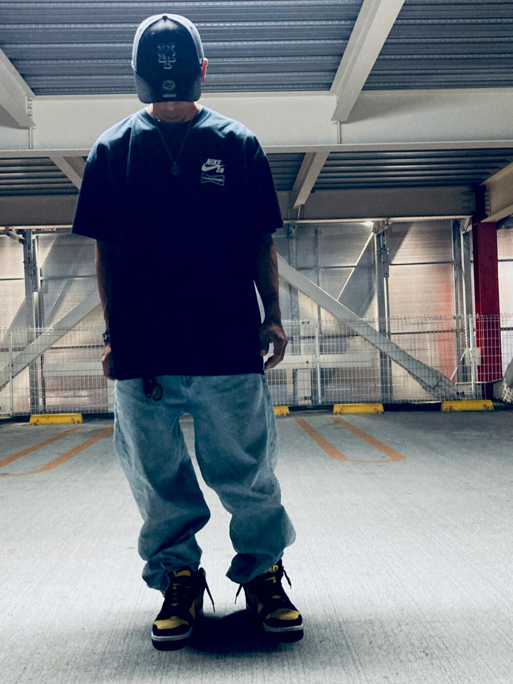 ブラック系のTシャツ/カットソー、ブルー系のデニムパンツ、イエロー系のスニーカーを着用したメンズの夏コーディネートの2枚目の写真