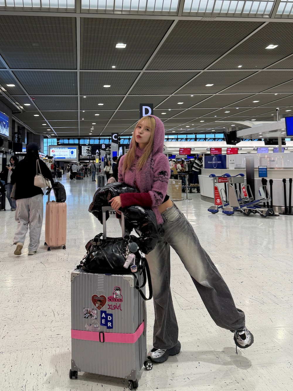 ブラック系のデニムパンツ、ブラック系のシューズを着用したレディースの秋コーディネートの2枚目の写真