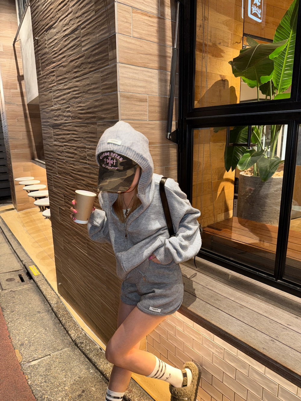 グレー系のセットアップ、その他のサンダル、ホワイト系のソックス/靴下を着用したレディースの秋コーディネートの2枚目の写真