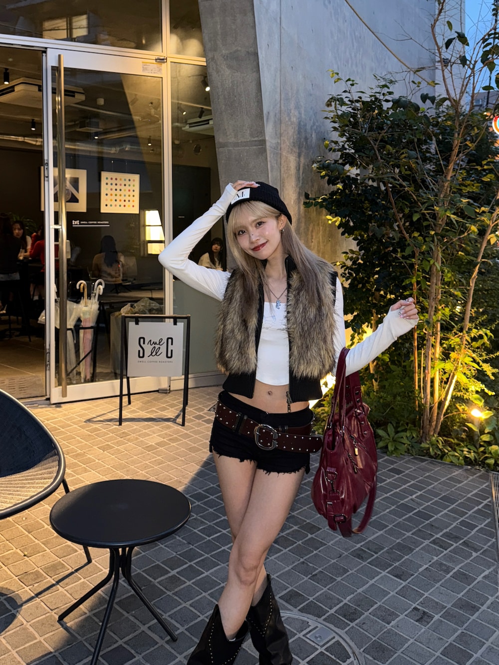 ブラック系のその他アウター、ブラック系のニットキャップ/ビーニーを着用したレディースの秋コーディネートの2枚目の写真