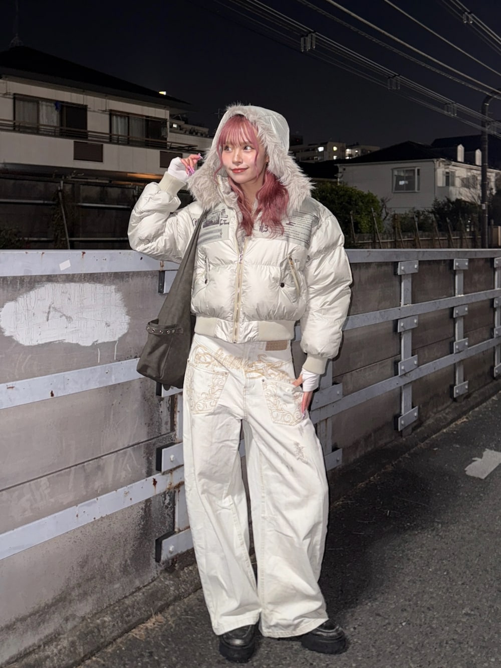 グレー系のショルダーバッグ、その他のジャケット/アウター、ホワイト系のパンツを着用したレディースの冬コーディネートの2枚目の写真