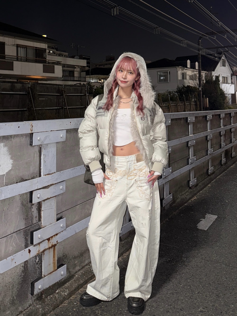 グレー系のショルダーバッグ、その他のジャケット/アウター、ホワイト系のパンツを着用したレディースの冬コーディネートの3枚目の写真