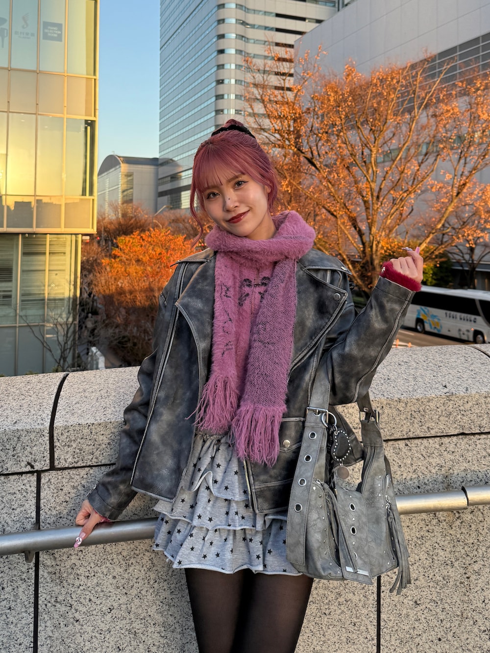 ブラック系のシューズ、グレー系のバッグを着用したレディースの冬コーディネートの4枚目の写真