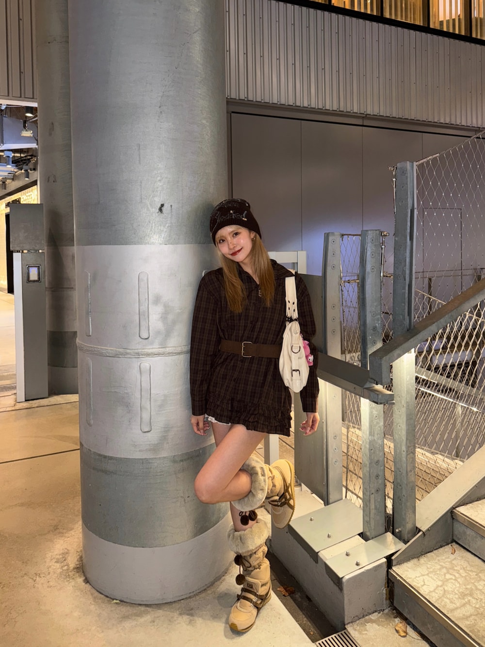 ベージュ系のシューズ、ブラウン系のワンピース/ドレス、ブラウン系のニットキャップ/ビーニーを着用したレディースの秋コーディネートの2枚目の写真