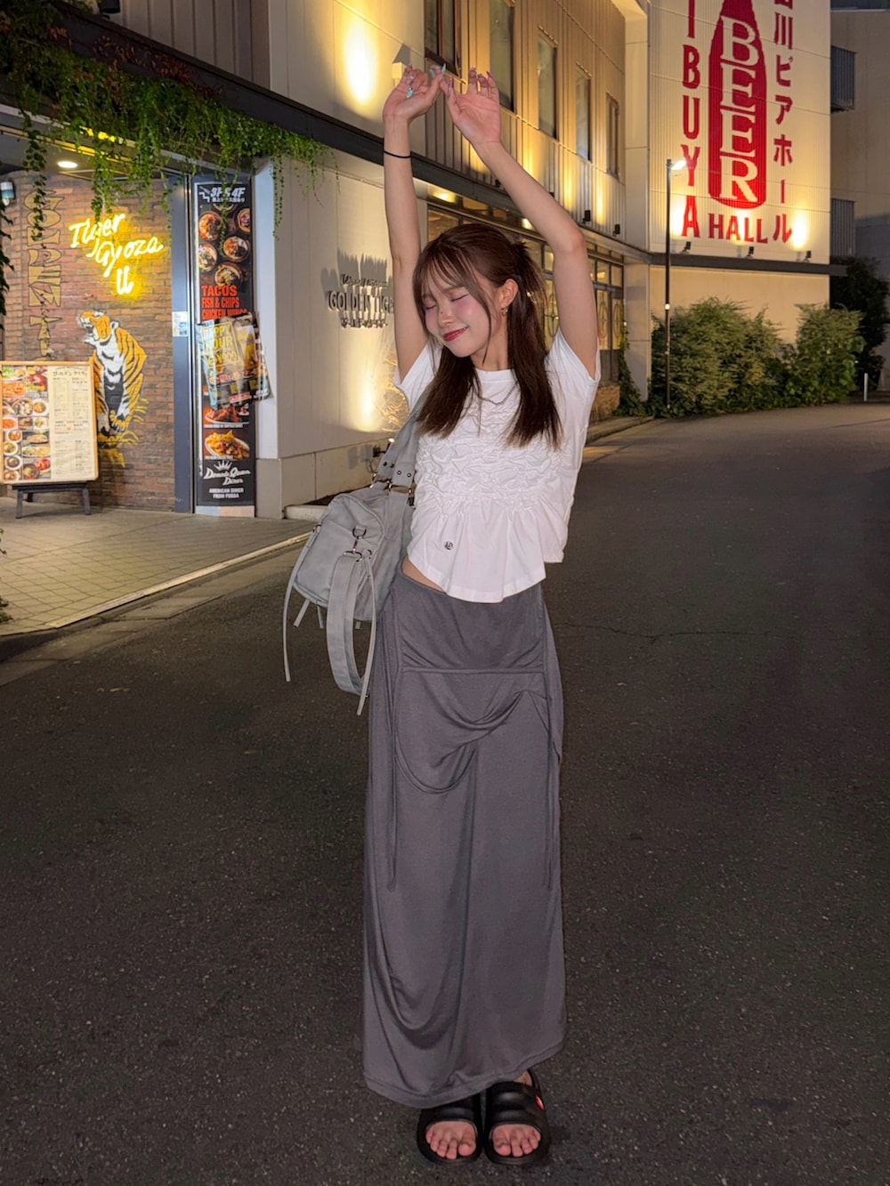 ホワイト系のTシャツ/カットソー、グレー系のスカートを着用したレディースの夏コーディネートの2枚目の写真