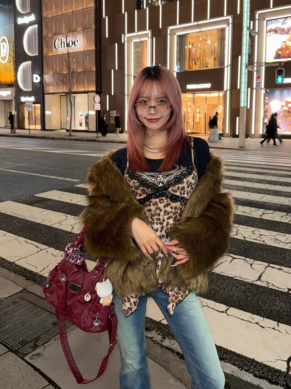 ブラウン系のステンカラーコート、ブラック系のTシャツ/カットソー、グレー系のブーツを着用したレディースの冬コーディネートの3枚目の写真