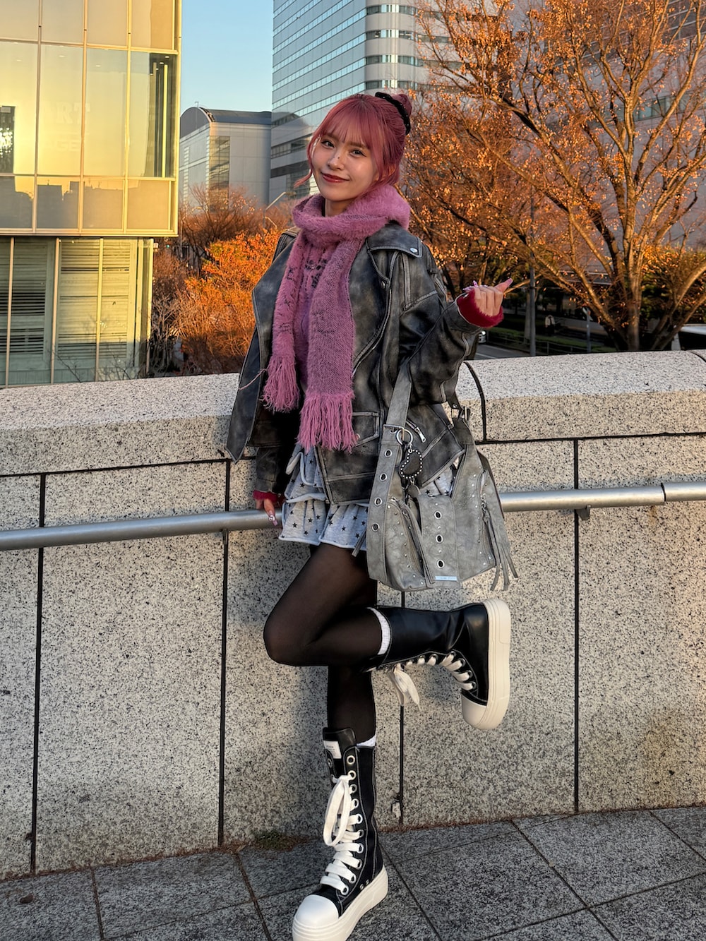 ブラック系のシューズ、グレー系のバッグを着用したレディースの冬コーディネートの2枚目の写真