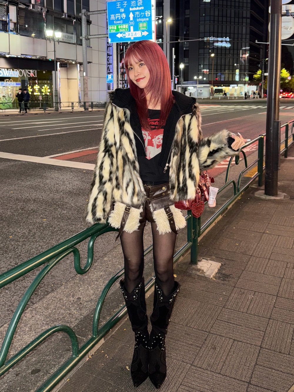 ブラック系のトップス、ブラック系のブーツ、その他のジャケット/アウターを着用したレディースの冬コーディネートの2枚目の写真