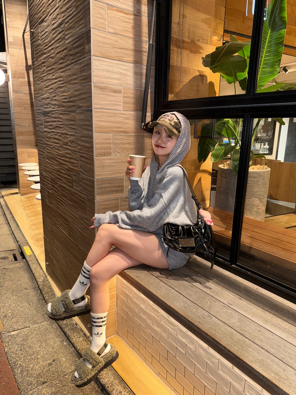 グレー系のセットアップ、その他のサンダル、ホワイト系のソックス/靴下を着用したレディースの秋コーディネートの4枚目の写真