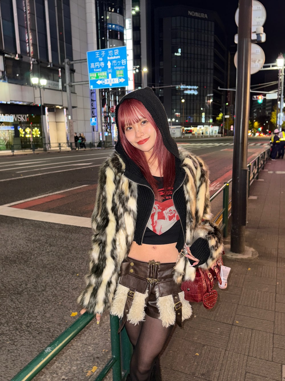 ブラック系のトップス、ブラック系のブーツ、その他のジャケット/アウターを着用したレディースの冬コーディネートの3枚目の写真