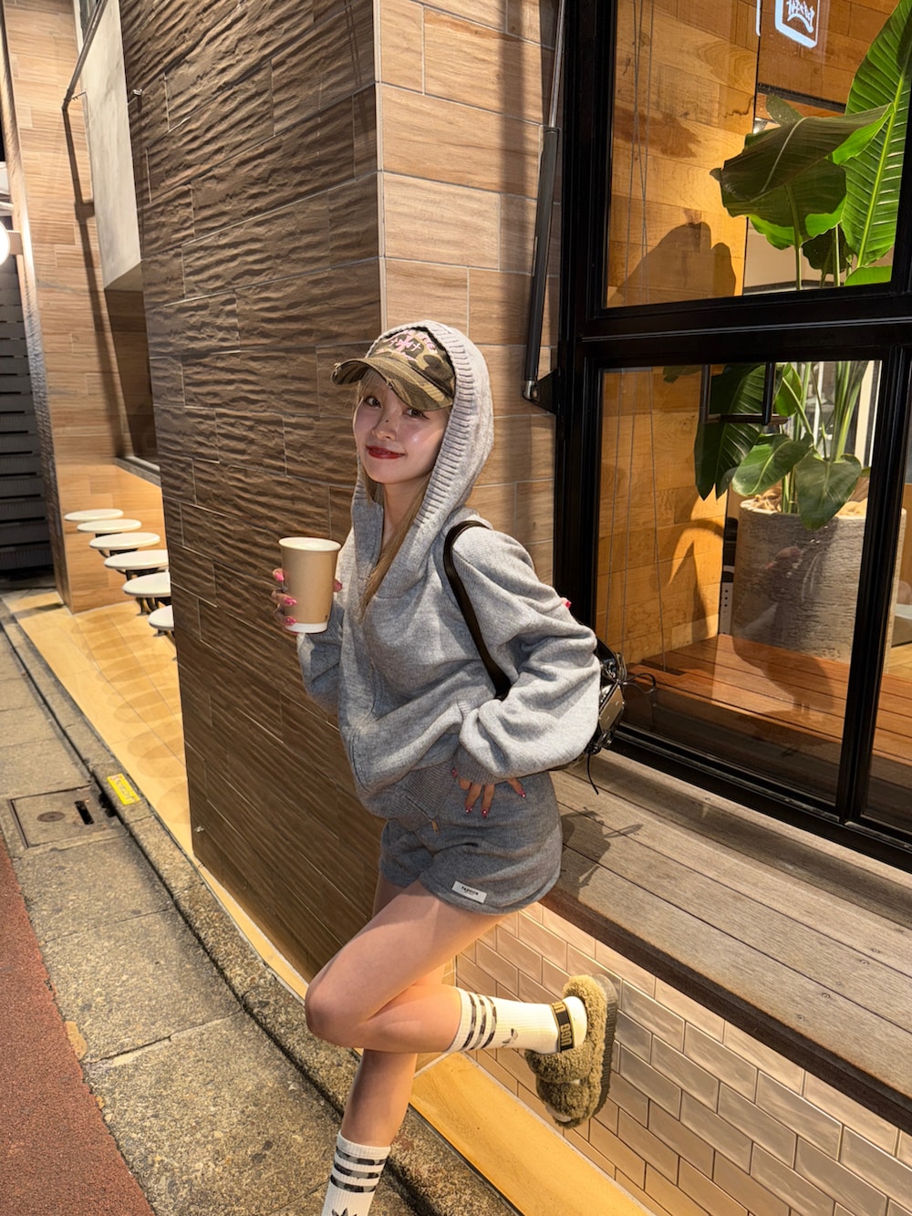 グレー系のセットアップ、その他のサンダル、ホワイト系のソックス/靴下を着用したレディースの秋コーディネートの3枚目の写真