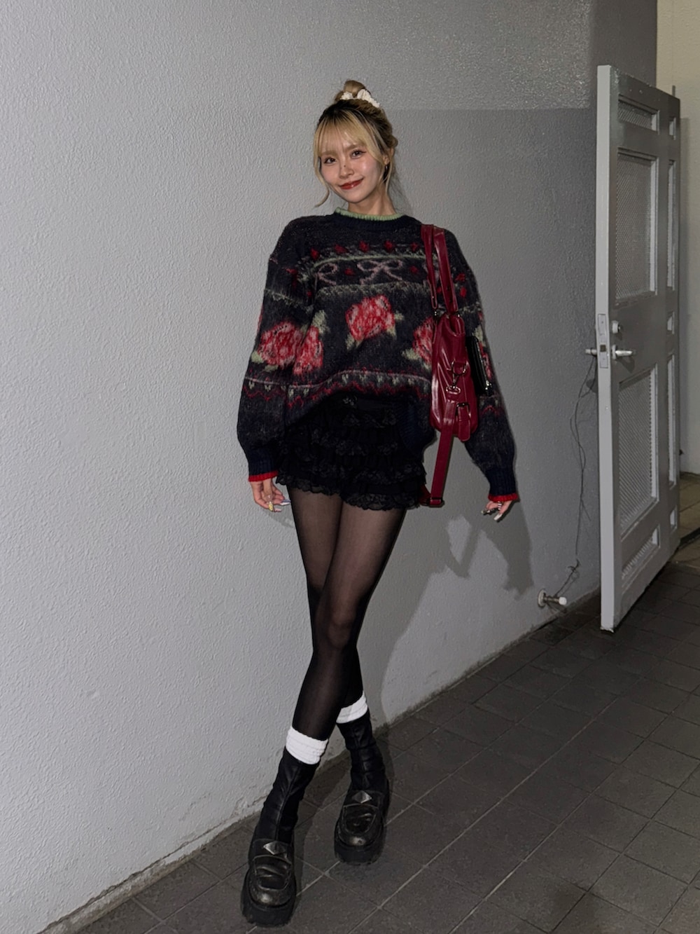 ブラック系のシューズ、ブルー系のニット/セーターを着用したレディースの秋コーディネートの2枚目の写真