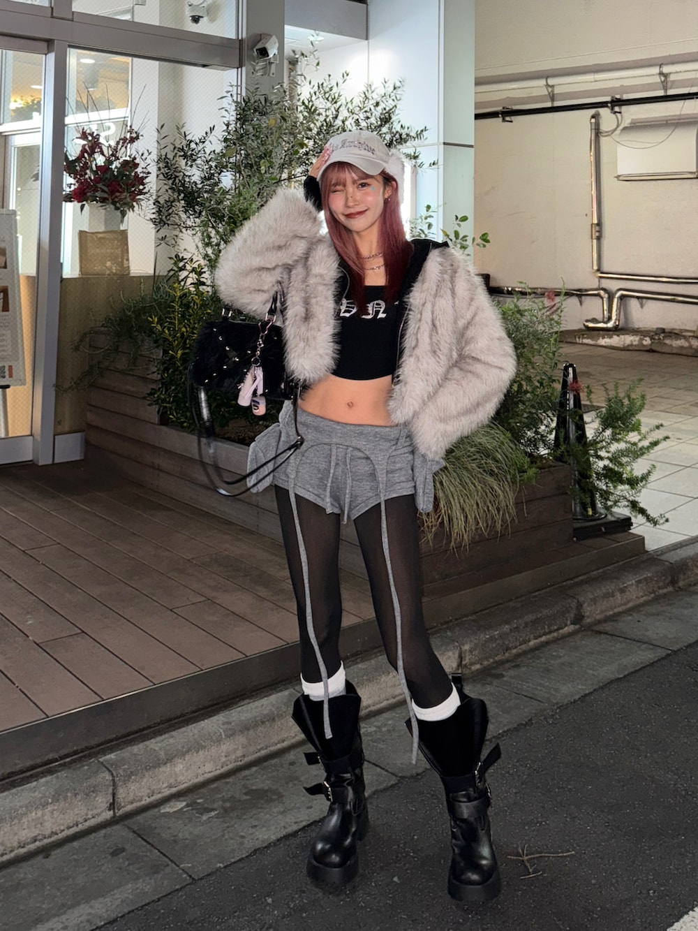 グレー系のジャケット/アウター、その他のその他パンツ、ブラック系のバッグを着用したレディースの冬コーディネートの2枚目の写真