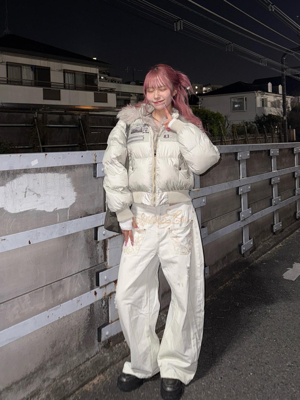 グレー系のショルダーバッグ、その他のジャケット/アウター、ホワイト系のパンツを着用したレディースの冬コーディネートの4枚目の写真