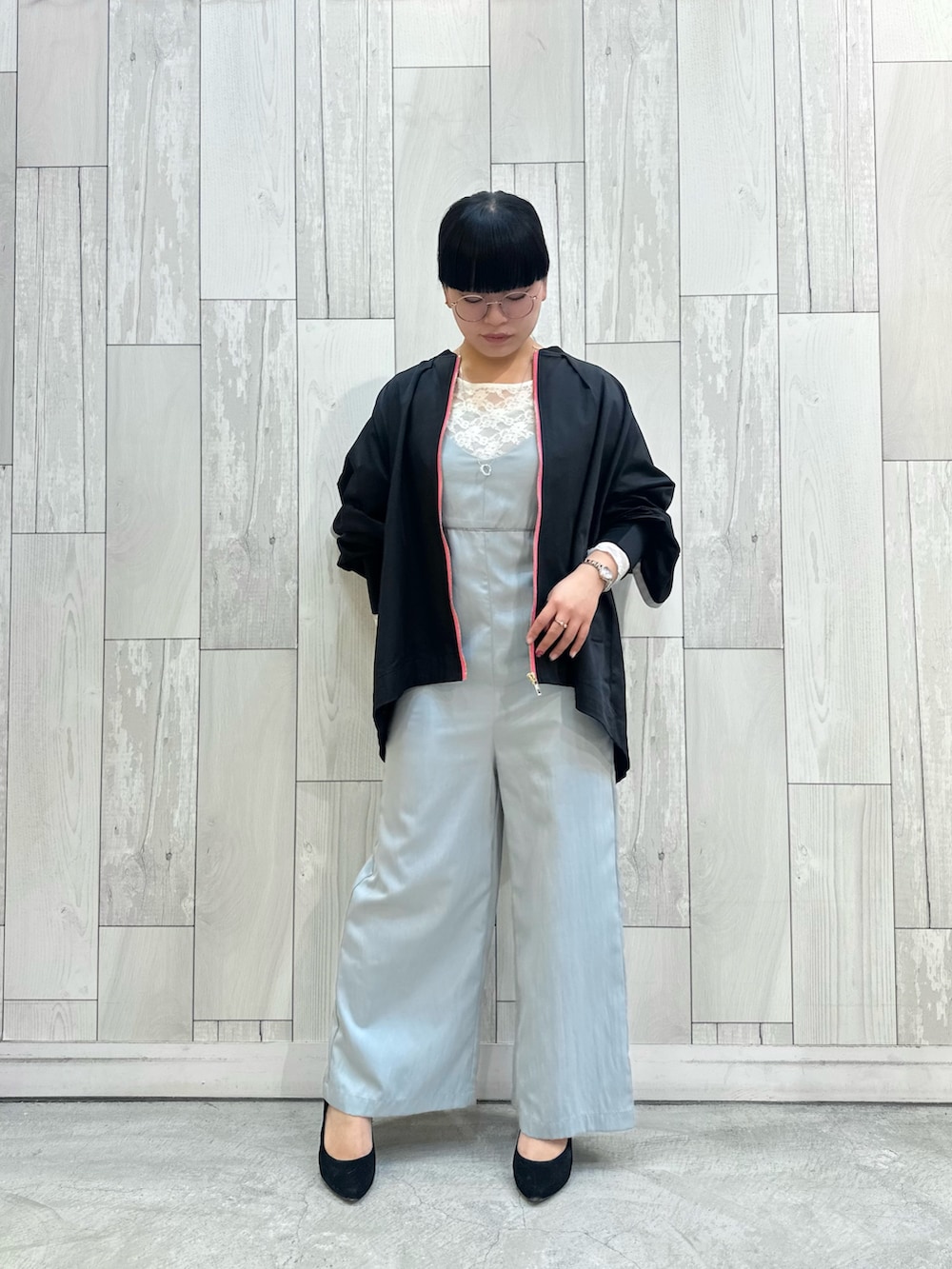 ブラック系のブルゾン、ブルー系のサロペット/オーバーオールを着用したレディースの冬コーディネートの3枚目の写真