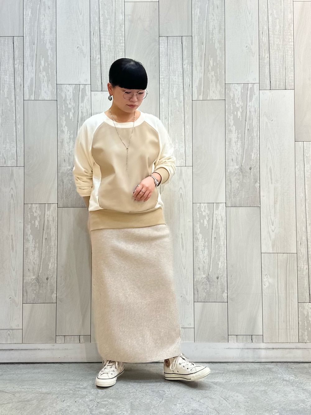 ベージュ系のスカート、ベージュ系のスウェット、その他のスニーカーを着用したレディースの冬コーディネートの2枚目の写真