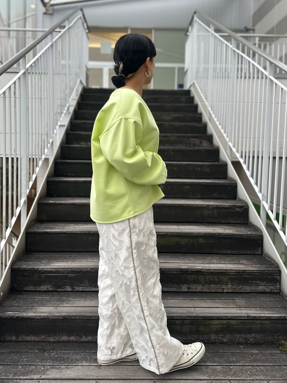 ホワイト系のその他パンツ、ホワイト系のスニーカー、グリーン系のTシャツ/カットソーを着用したレディースの冬コーディネートの3枚目の写真