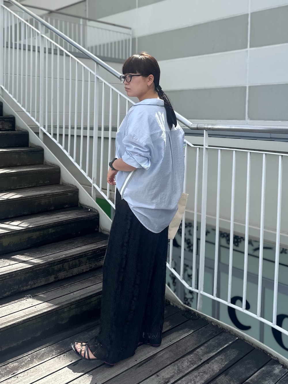 ブルー系のシャツ/ブラウス、ブラック系のその他パンツ、ブラック系のタンクトップを着用したレディースの夏コーディネートの4枚目の写真