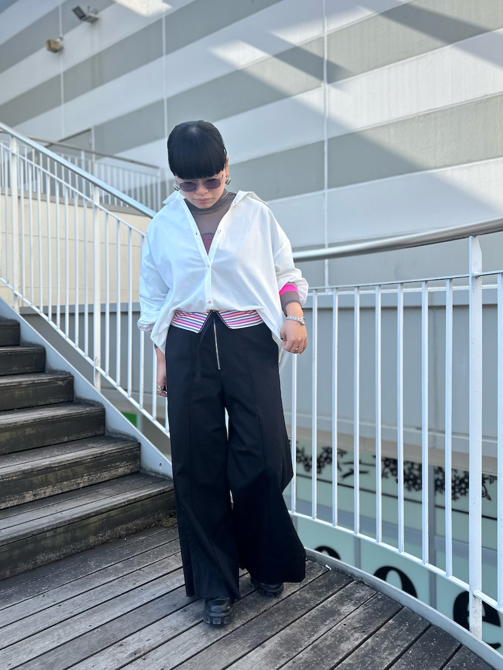 ホワイト系のシャツ/ブラウス、グレー系のTシャツ/カットソー、ブラック系のその他パンツを着用したレディースの冬コーディネートの2枚目の写真