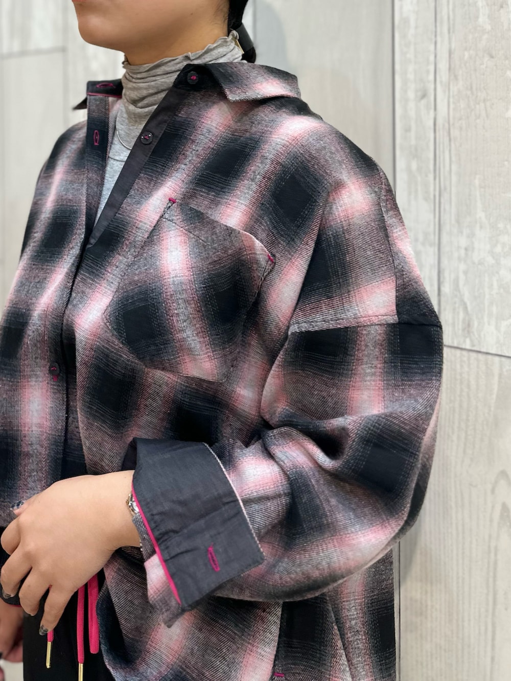 ピンク系のシャツ/ブラウスを着用したレディースの秋コーディネートの3枚目の写真