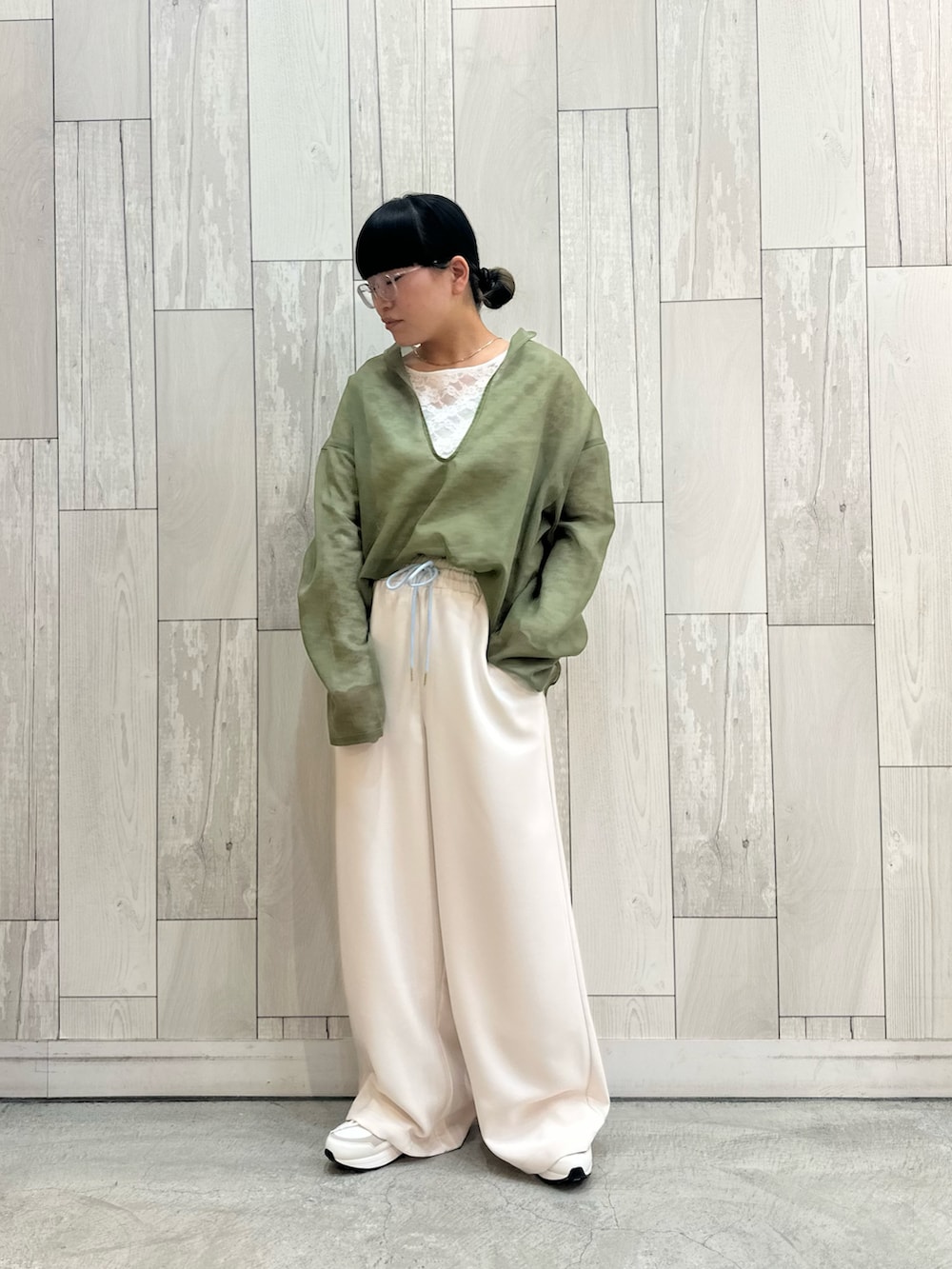 ホワイト系のTシャツ/カットソー、グリーン系のシャツ/ブラウス、ホワイト系のその他パンツを着用したレディースの冬コーディネートの2枚目の写真