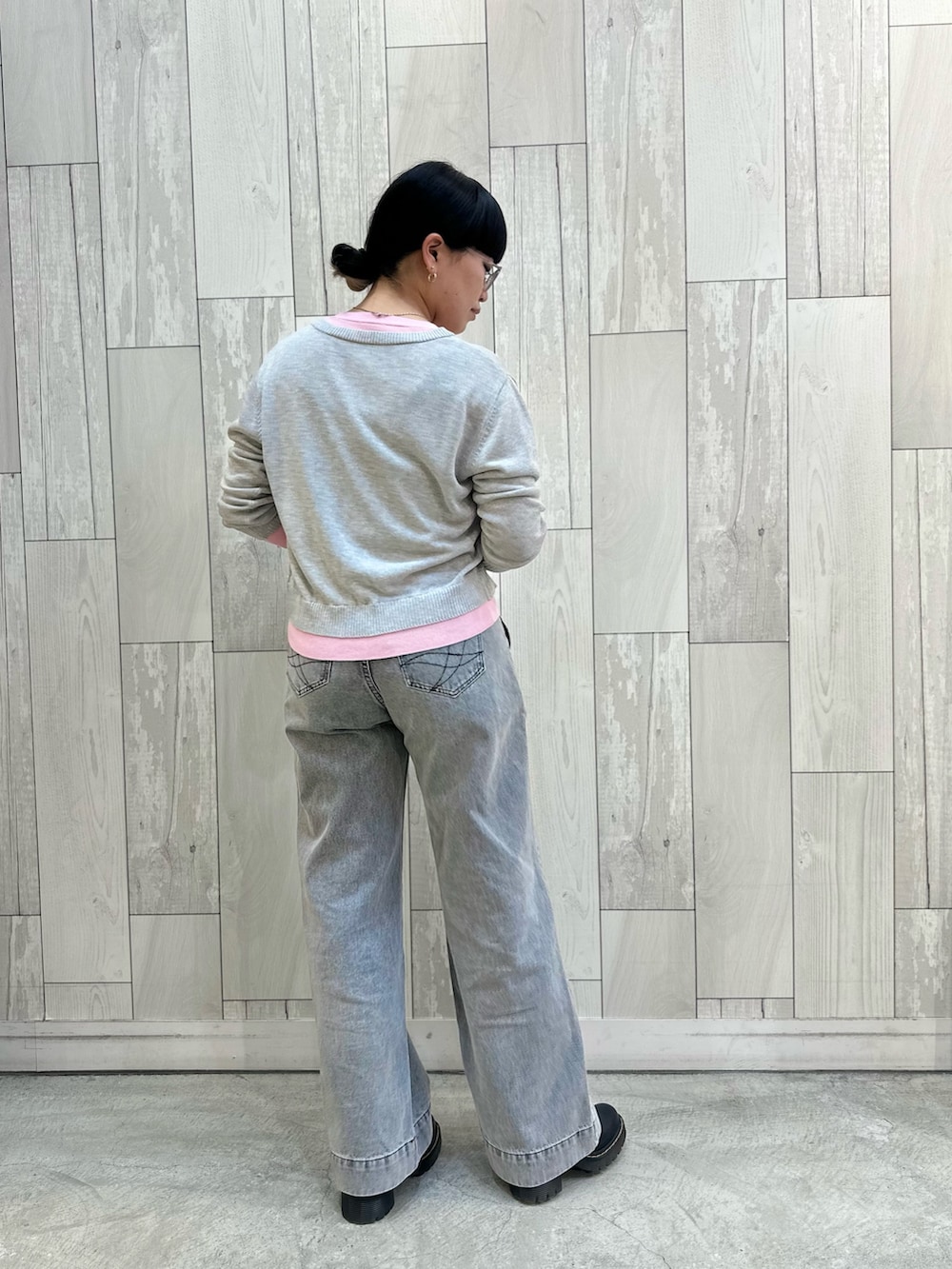 グレー系のカーディガン/ボレロ、グレー系のデニムパンツ、ブラック系のシューズを着用したレディースの春コーディネートの3枚目の写真