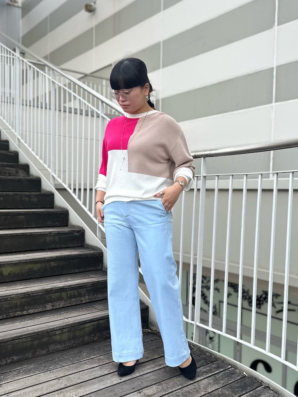 ホワイト系のニット/セーター、ブルー系のデニムパンツを着用したレディースの冬コーディネートの2枚目の写真