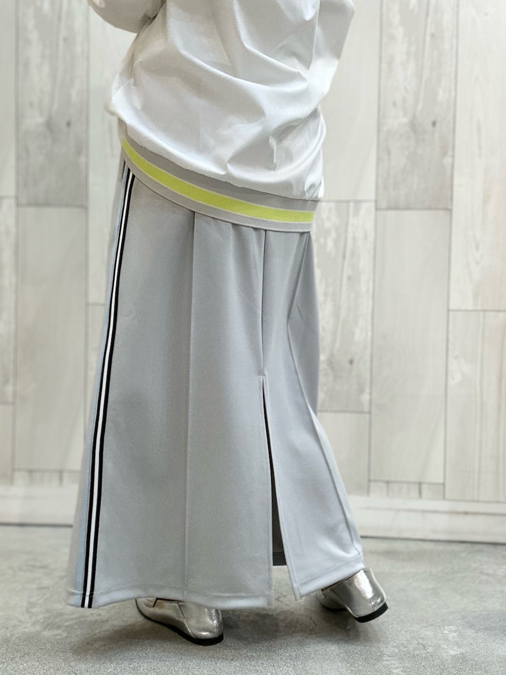 グレー系のスカート、ホワイト系のシャツ/ブラウス、ホワイト系のTシャツ/カットソーを着用したレディースの冬コーディネートの4枚目の写真