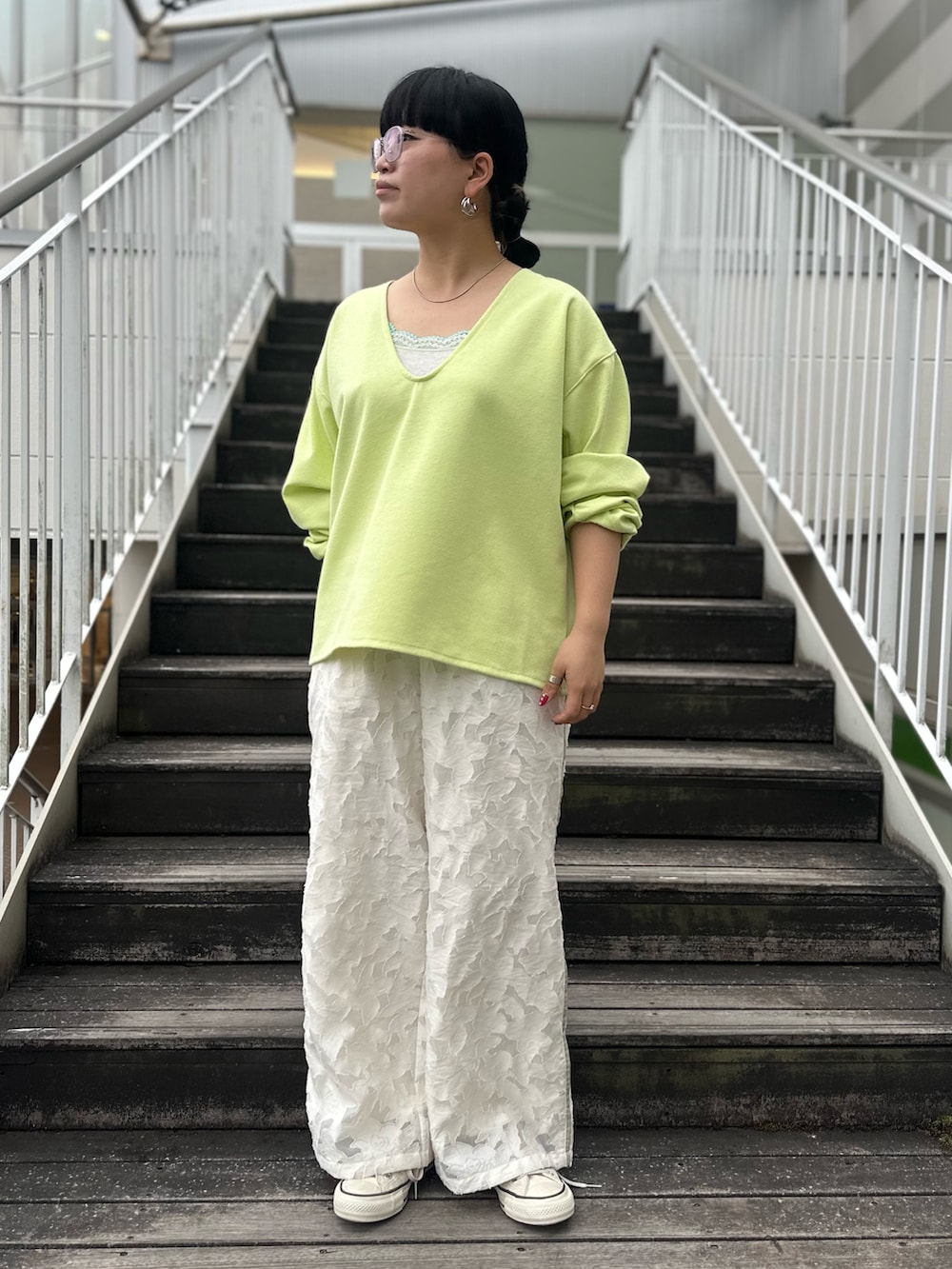 ホワイト系のその他パンツ、ホワイト系のスニーカー、グリーン系のTシャツ/カットソーを着用したレディースの冬コーディネートの2枚目の写真