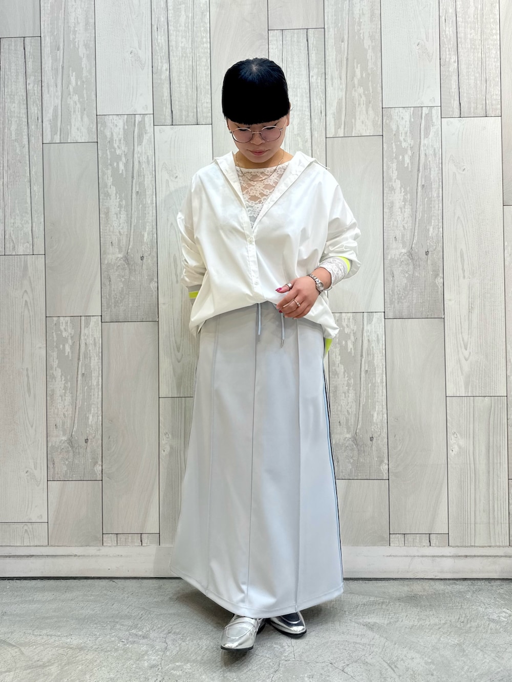 グレー系のスカート、ホワイト系のシャツ/ブラウス、ホワイト系のTシャツ/カットソーを着用したレディースの冬コーディネートの2枚目の写真