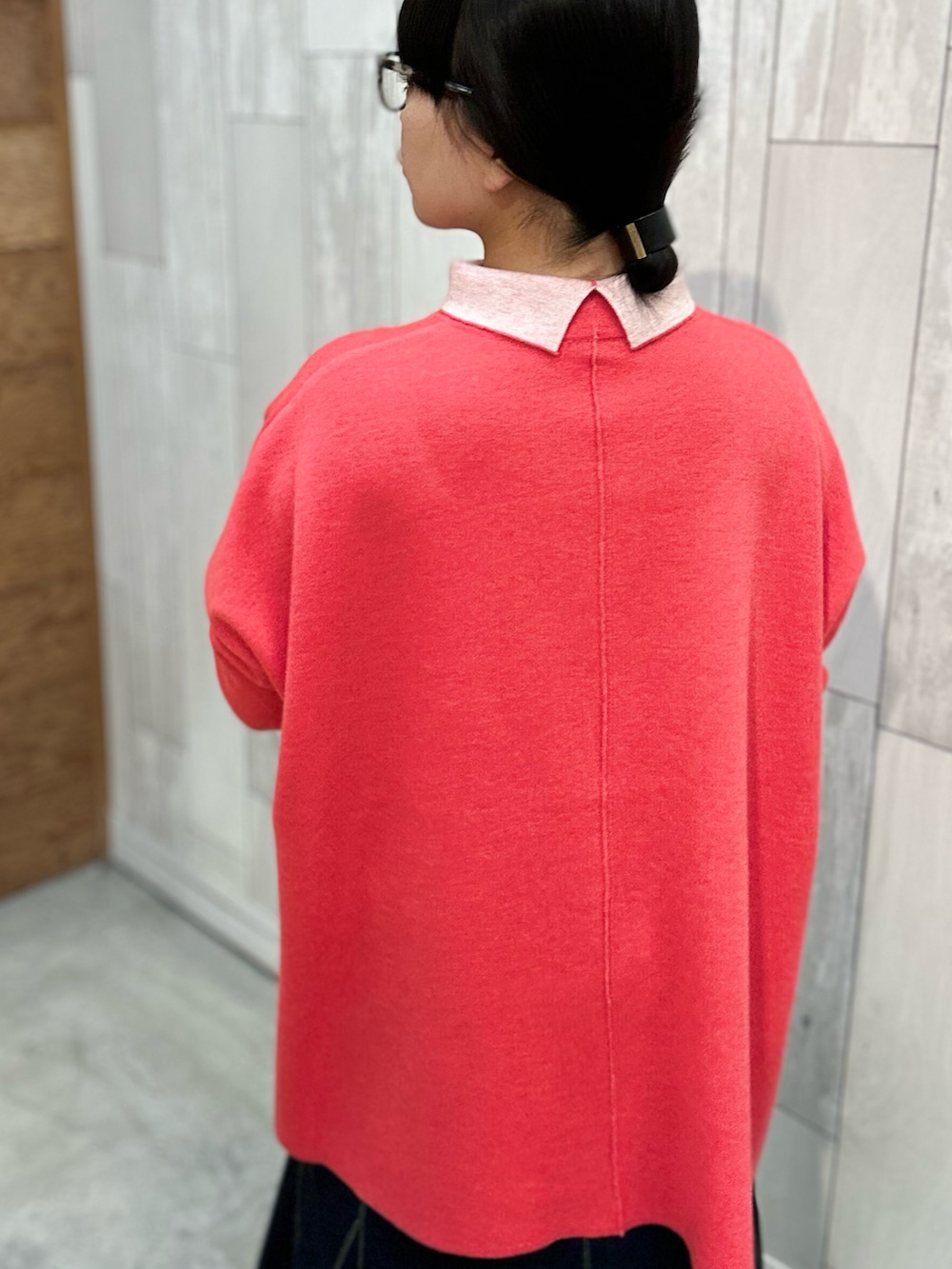 ブルー系のデニムスカート、ホワイト系のブーツ、ベージュ系のトートバッグを着用したレディースの秋コーディネートの4枚目の写真