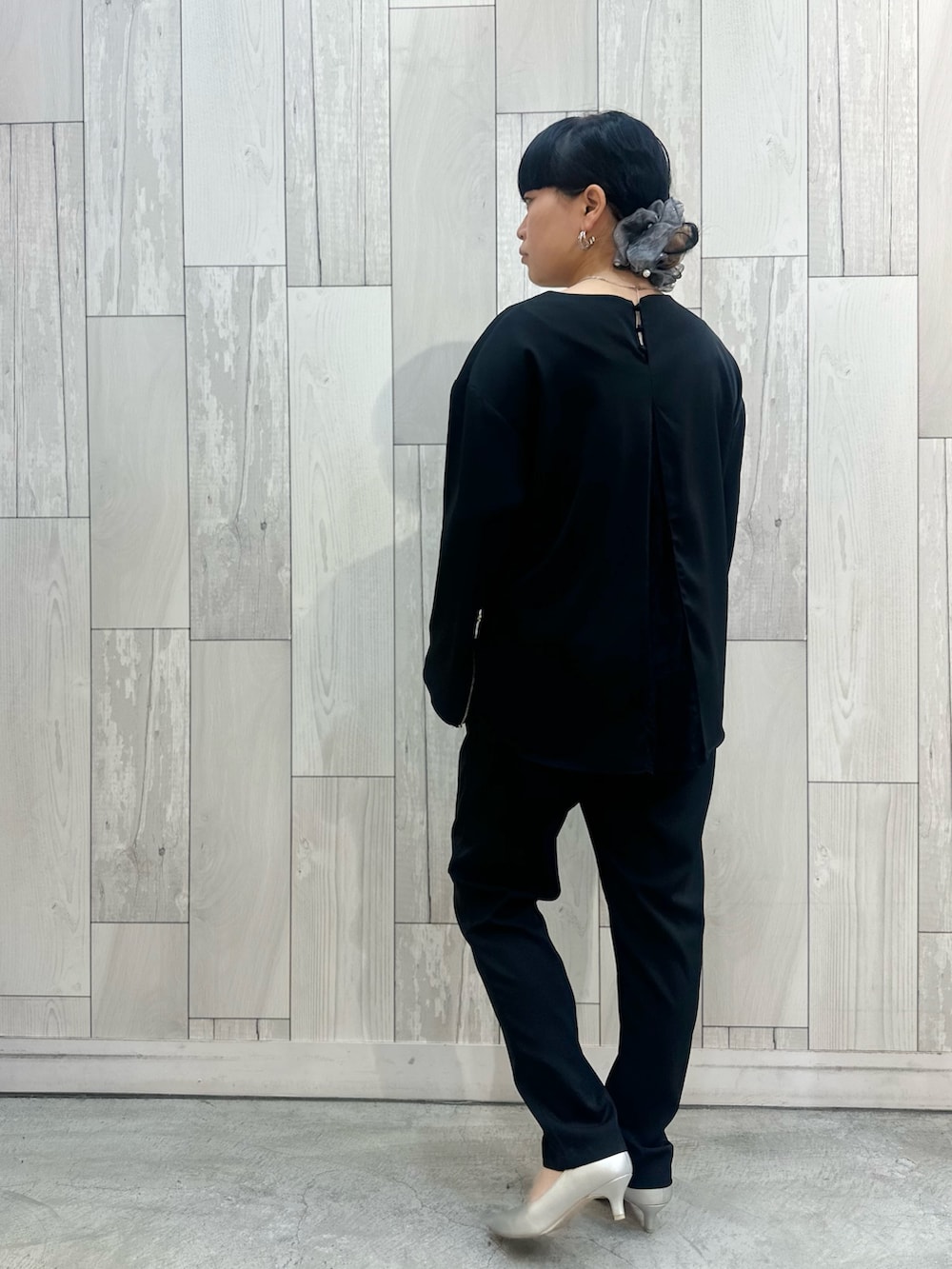 ブラック系のシャツ/ブラウス、ブラック系のその他パンツを着用したレディースの冬コーディネートの3枚目の写真