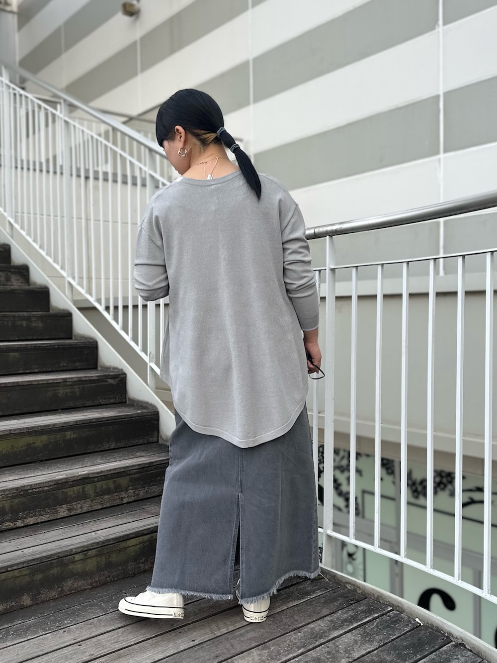 グレー系のカーディガン/ボレロ、グレー系のワンピース、ピンク系のタンクトップを着用したレディースの冬コーディネートの4枚目の写真