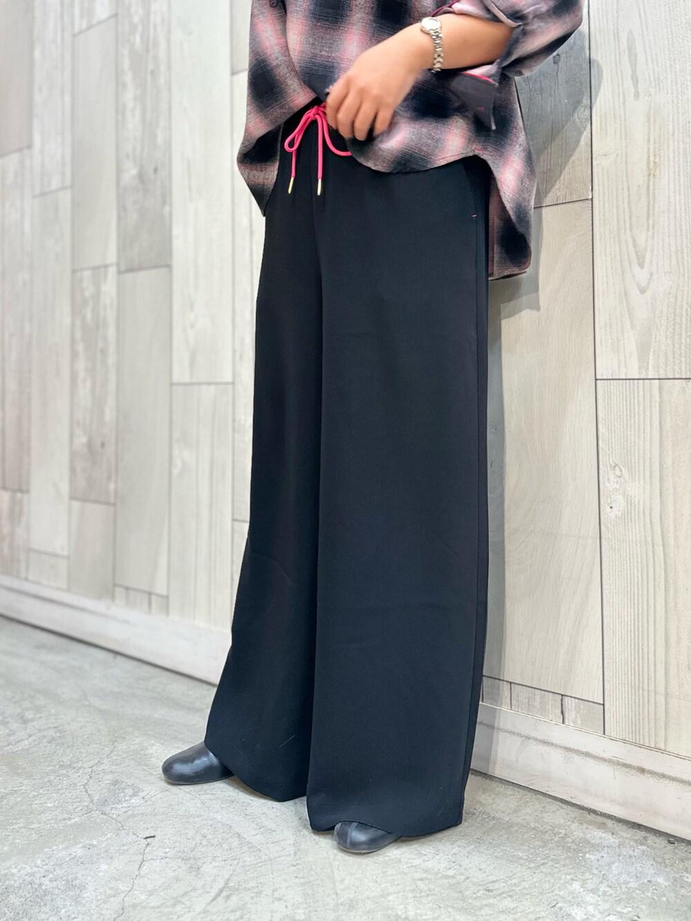 ピンク系のシャツ/ブラウスを着用したレディースの秋コーディネートの4枚目の写真