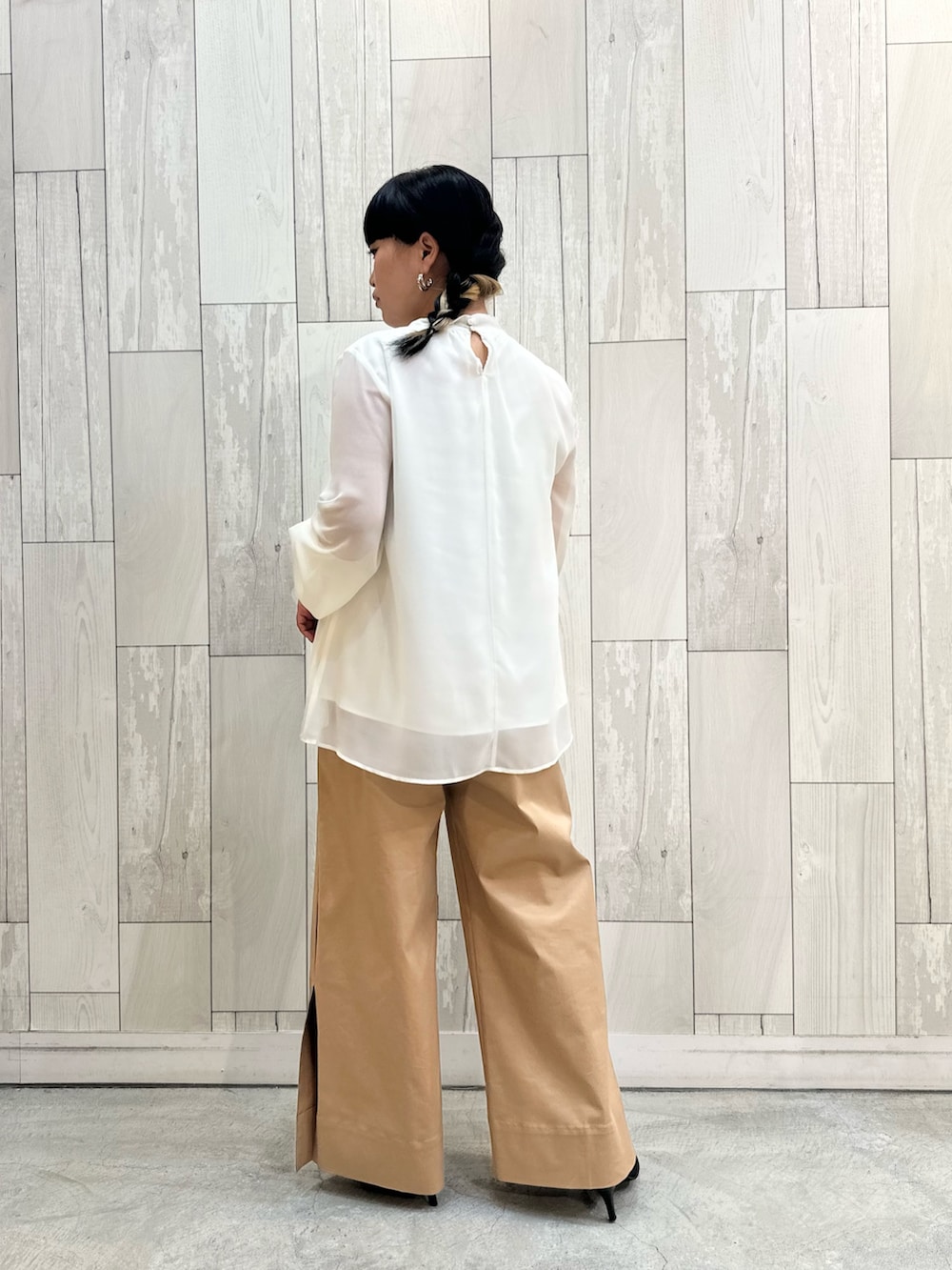 ホワイト系のシャツ/ブラウス、ベージュ系のその他パンツを着用したレディースの冬コーディネートの3枚目の写真