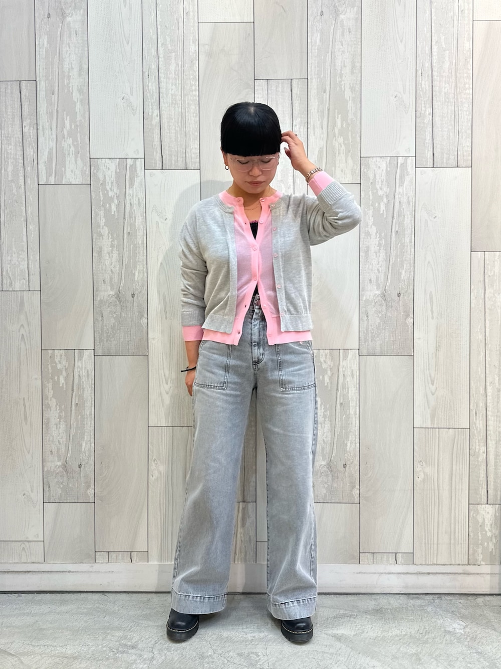 グレー系のカーディガン/ボレロ、グレー系のデニムパンツ、ブラック系のシューズを着用したレディースの春コーディネートの2枚目の写真