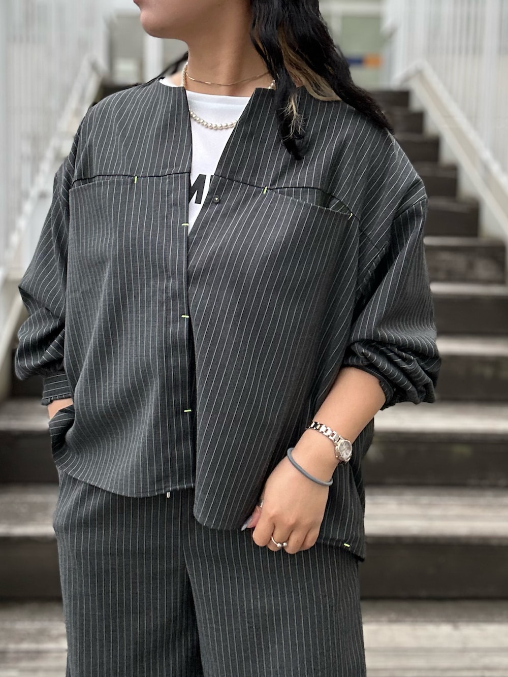 グレー系のその他パンツ、ホワイト系のTシャツ/カットソー、グレー系のノーカラージャケットを着用したレディースの春コーディネートの3枚目の写真