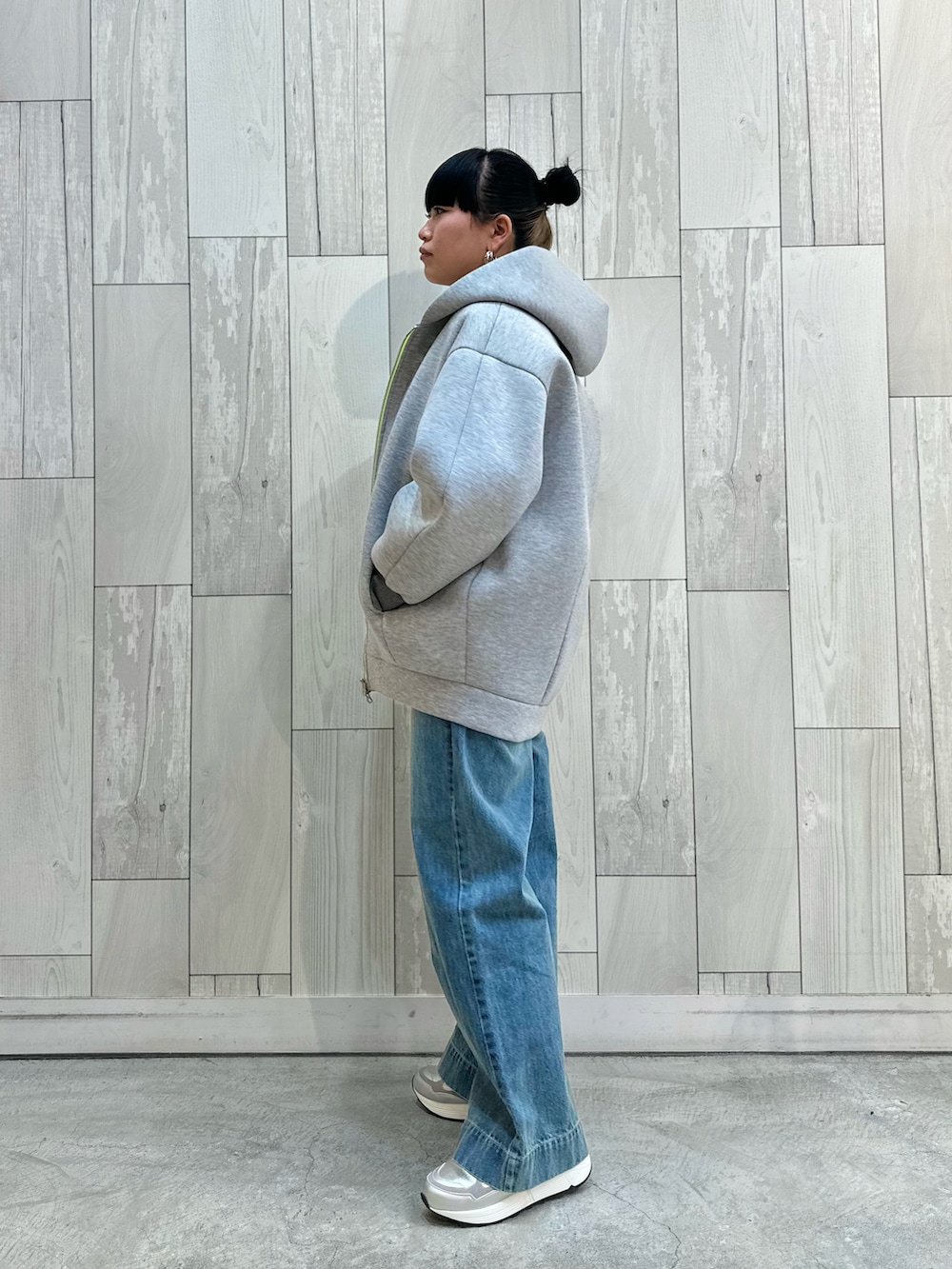 ブルー系のデニムジャケット、ホワイト系のTシャツ/カットソー、ブルー系のデニムパンツを着用したレディースの冬コーディネートの2枚目の写真