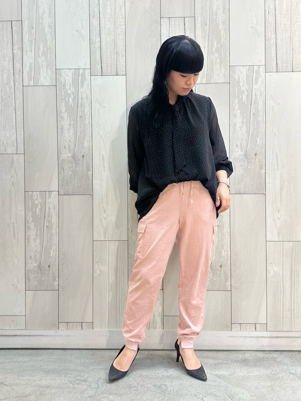 その他のシャツ/ブラウス、ピンク系のその他パンツを着用したレディースの冬コーディネートの3枚目の写真