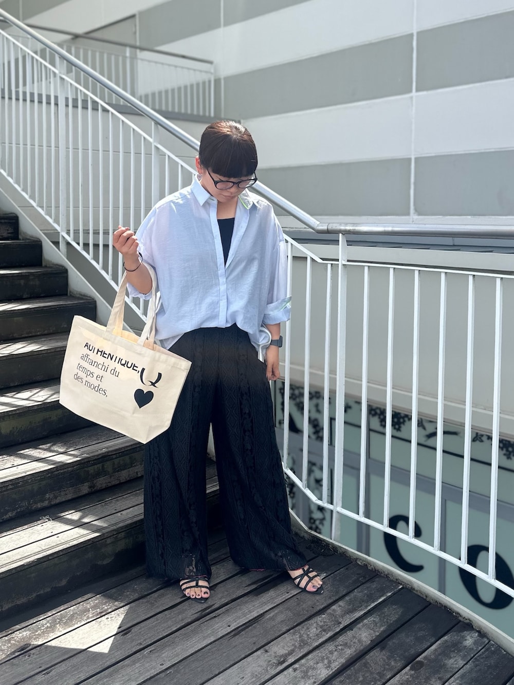 ブルー系のシャツ/ブラウス、ブラック系のその他パンツ、ブラック系のタンクトップを着用したレディースの夏コーディネートの2枚目の写真