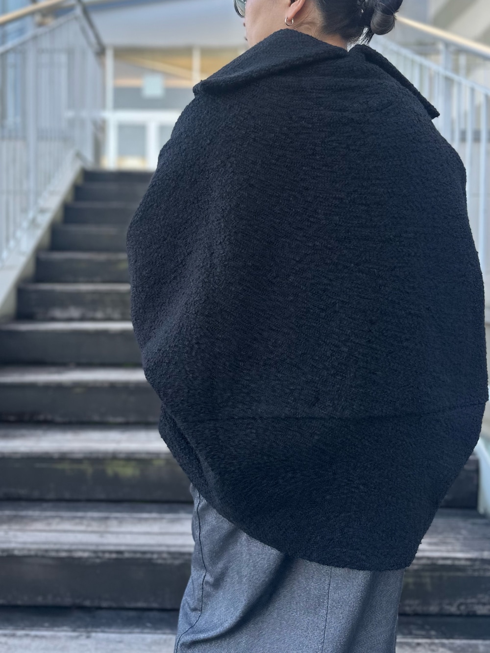 ブラック系のTシャツ/カットソー、グレー系のスカート、ホワイト系のスニーカーを着用したレディースの秋コーディネートの6枚目の写真