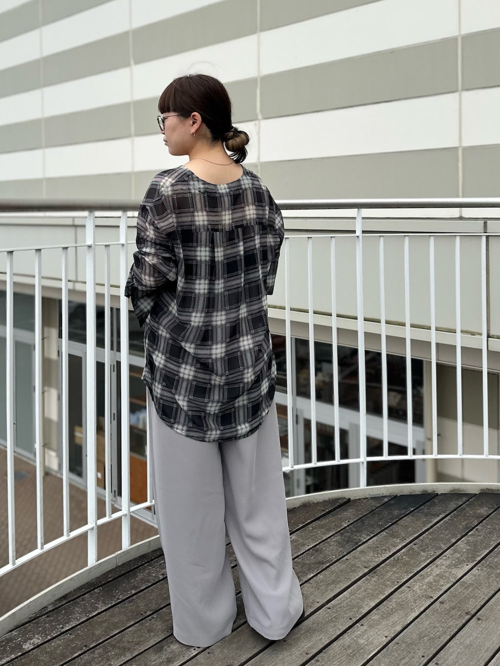 ブラック系のシャツ/ブラウス、ベージュ系のその他パンツ、ブラック系のローファーを着用したレディースの秋コーディネートの4枚目の写真