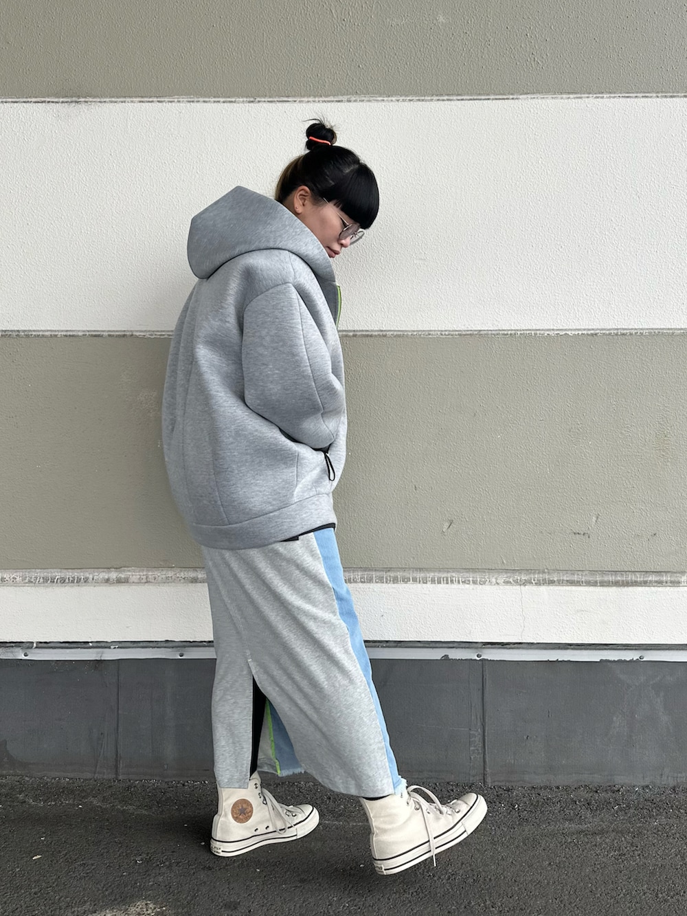 グレー系のパーカー、ホワイト系のTシャツ/カットソー、ブルー系のスカートを着用したレディースの冬コーディネートの3枚目の写真