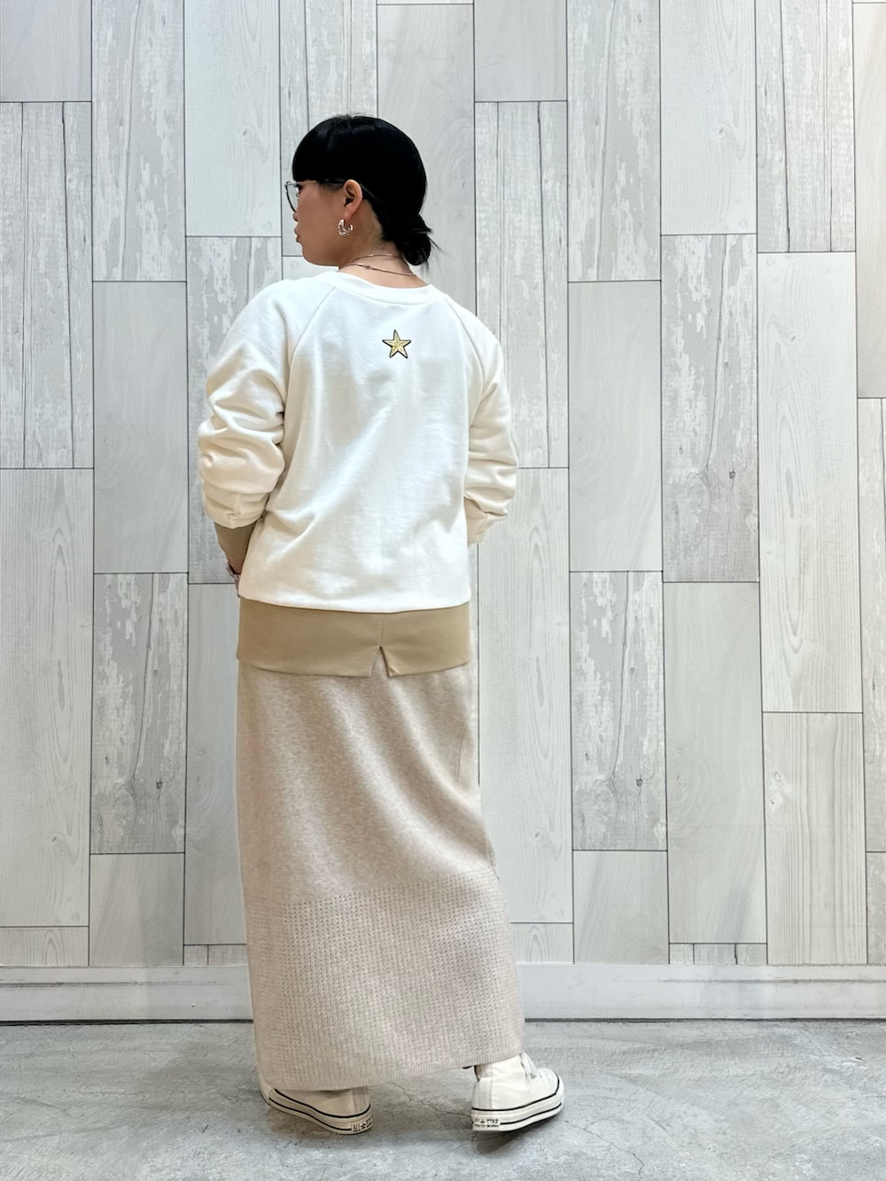 ベージュ系のスカート、ベージュ系のスウェット、その他のスニーカーを着用したレディースの冬コーディネートの4枚目の写真