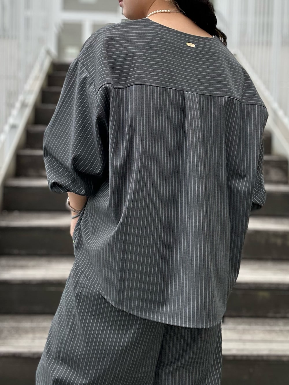 グレー系のその他パンツ、ホワイト系のTシャツ/カットソー、グレー系のノーカラージャケットを着用したレディースの春コーディネートの4枚目の写真