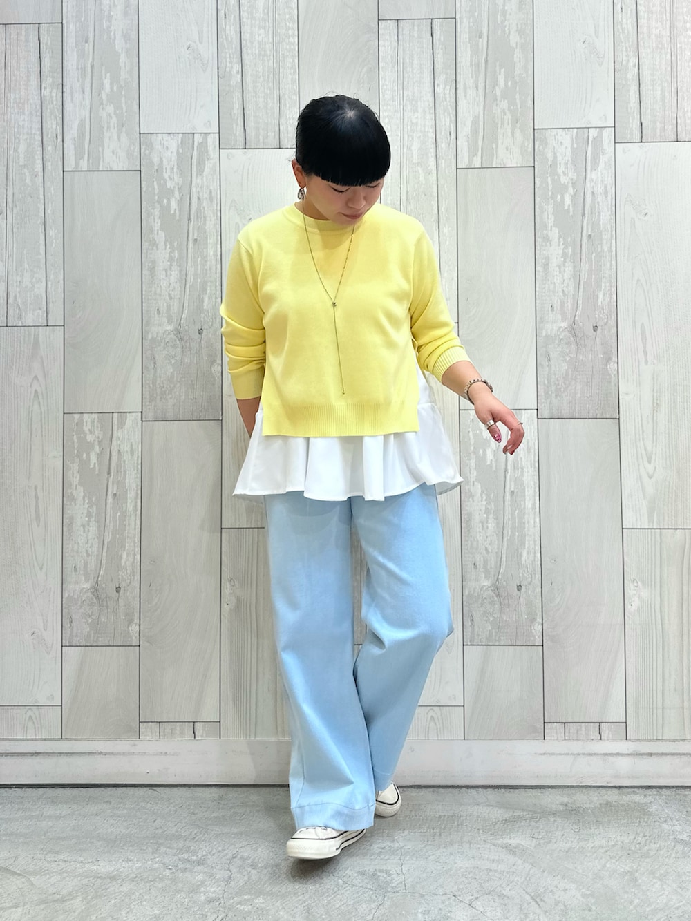 ブルー系のデニムパンツ、ホワイト系のスニーカーを着用したレディースの冬コーディネートの2枚目の写真