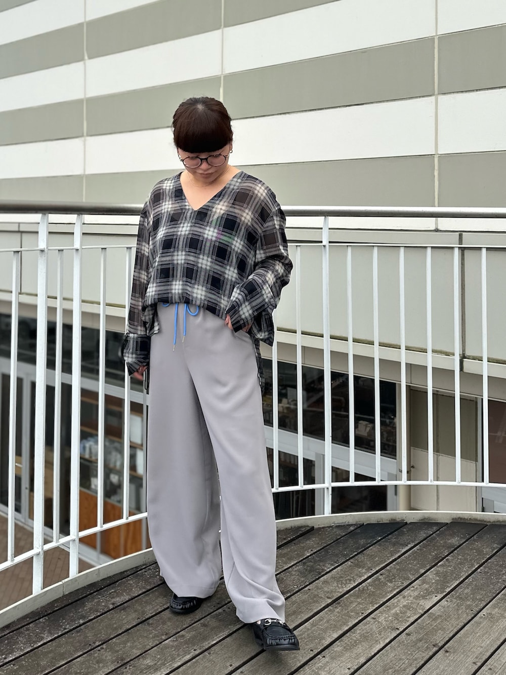 ブラック系のシャツ/ブラウス、ベージュ系のその他パンツ、ブラック系のローファーを着用したレディースの秋コーディネートの2枚目の写真