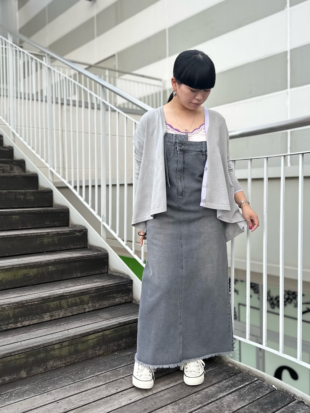 グレー系のカーディガン/ボレロ、グレー系のワンピース、ピンク系のタンクトップを着用したレディースの冬コーディネートの2枚目の写真